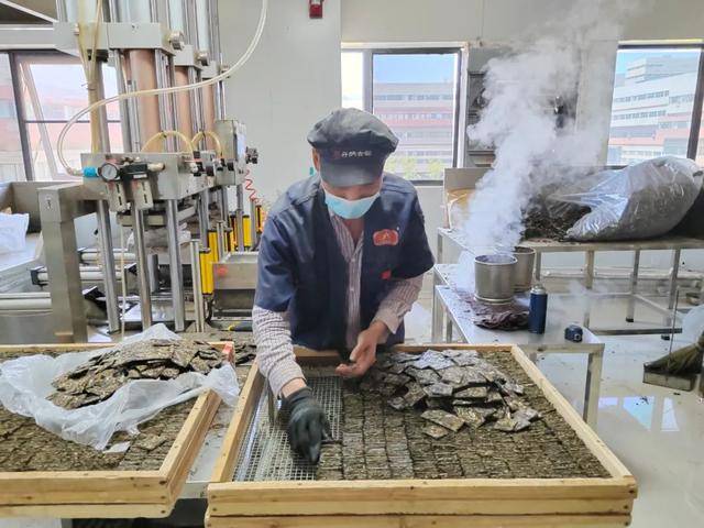 吴总接冯羽电话获新思路，茶咖融合新茶饮蓝