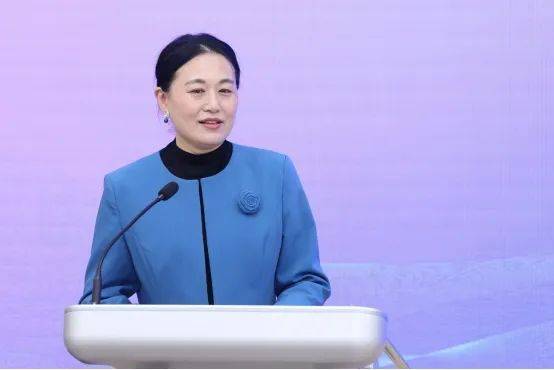 女教授在清华被树砸倒身亡，目击者：她当时正在骑车，其女儿也在现场，涉事绿化公司回应