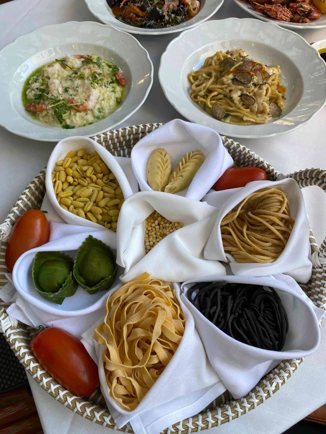 撒丁岛面食中以粗麦粉炮制小粒状fregola饺子般的culurgiones等都