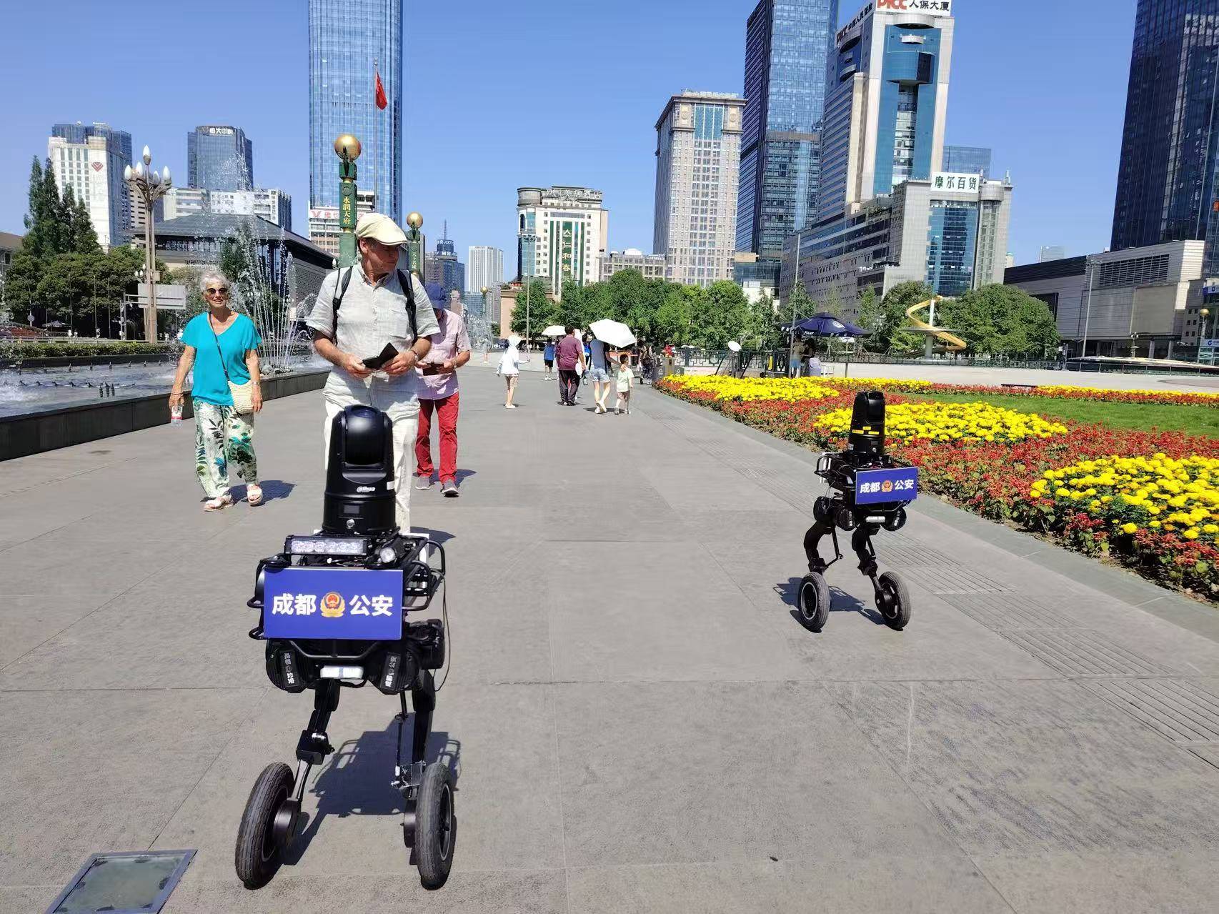 机器人“警察”在中国城市街头上岗