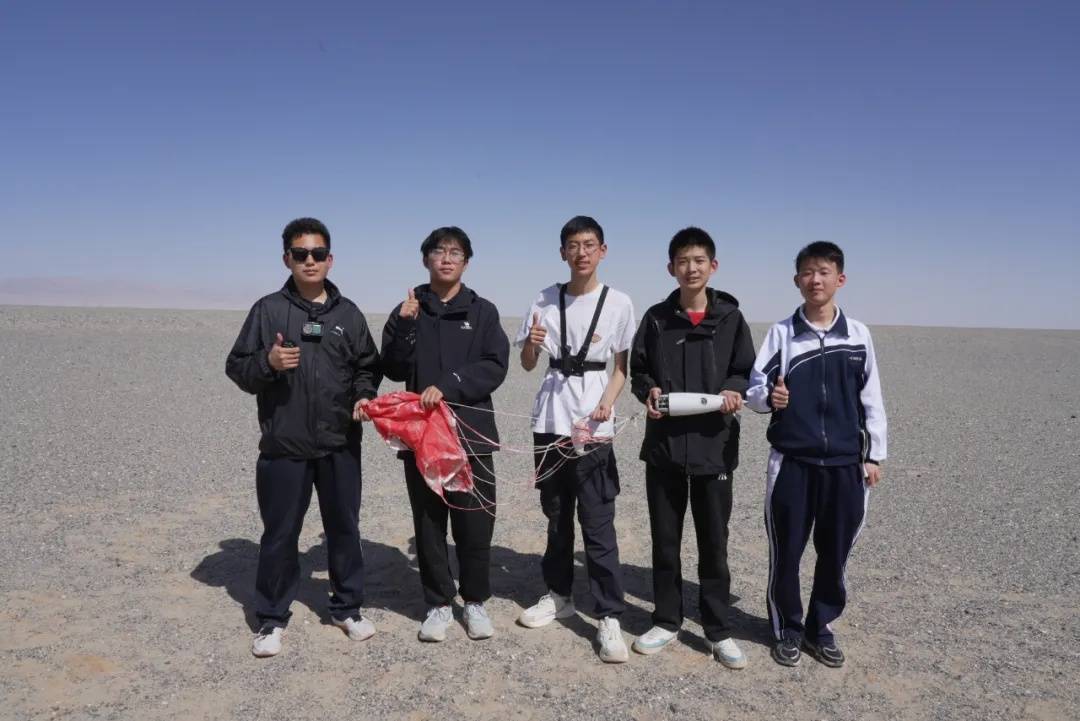 河北中学生“手搓”火箭，成功“上天”→