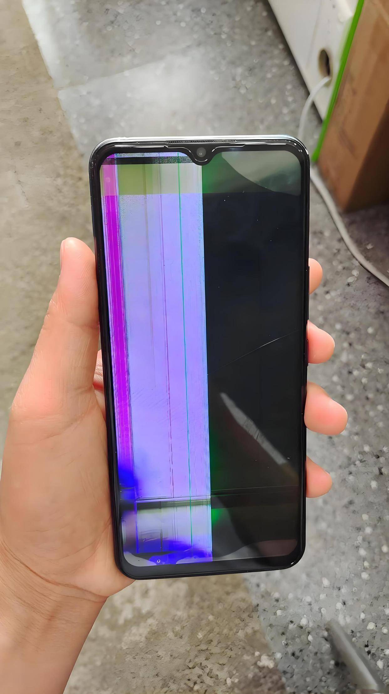 原因:手机不小心摔过,被重物压过,进过水或长时间