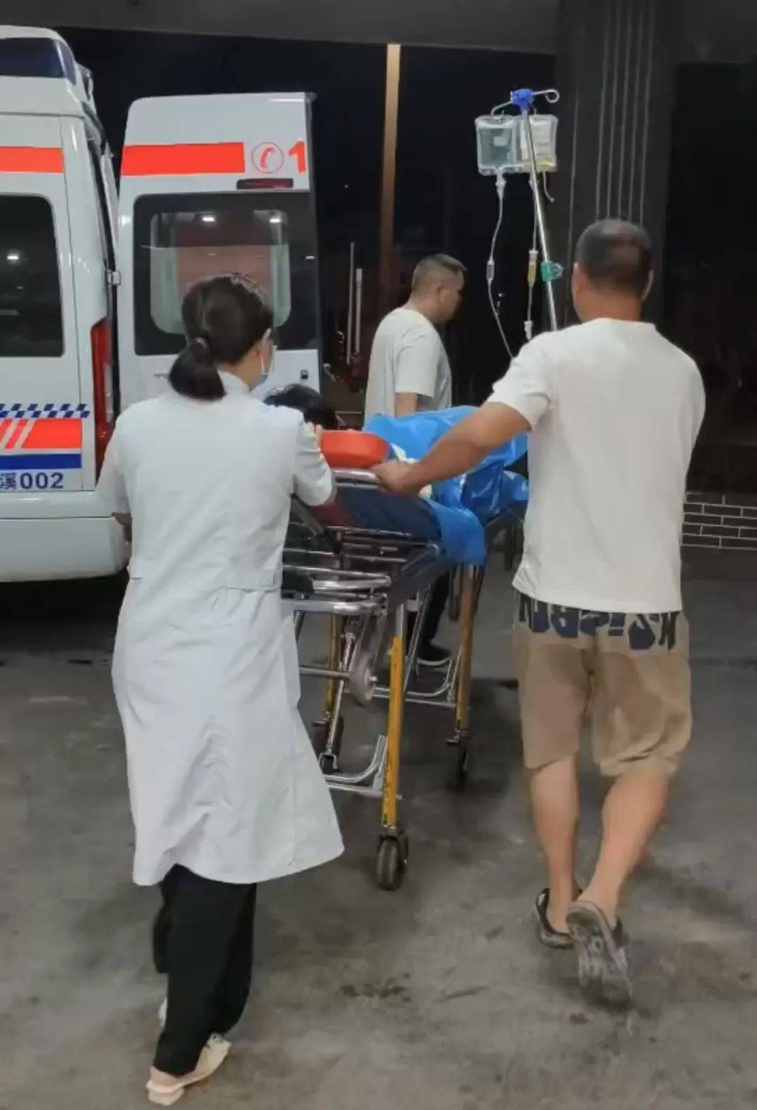 重庆一男子被五步蛇咬伤住进重症监护室!转扩!救命用! 重庆一男子被五步蛇咬伤住进重症监护室!转扩!救命用!