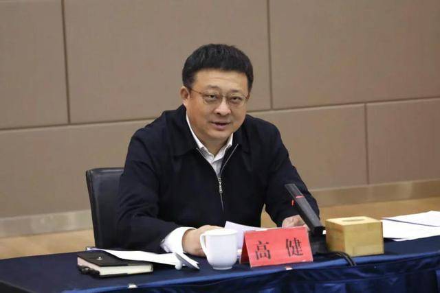 胸前的大兔子蹦了出来视频:人事动态｜高健已任青岛市副市长