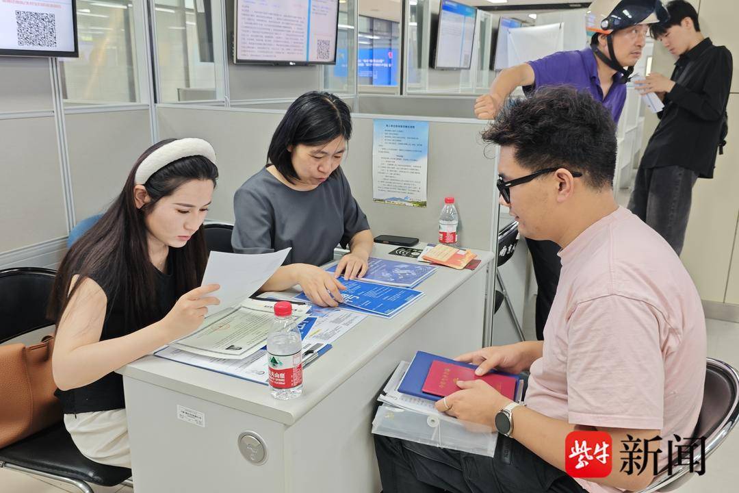 一楼一凤欧美:25岁小伙带一沓证书应聘！南京高校毕业生 *** 会火爆，HR：这样的简历很加分