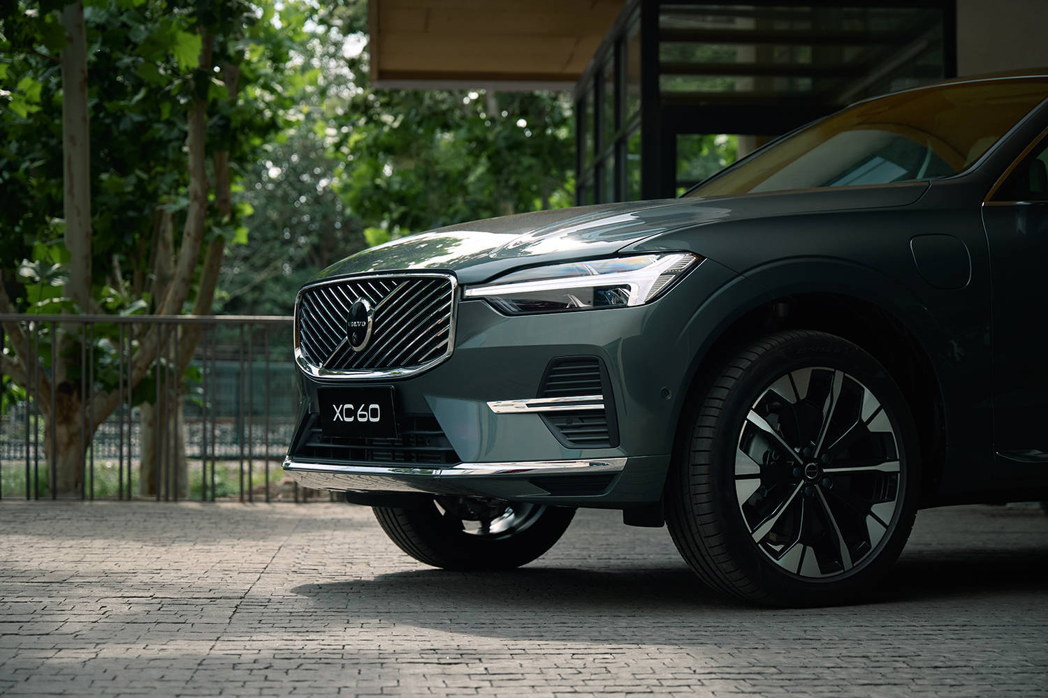 新款沃尔沃XC60上市，外观内饰升级，售价25.49-43.49万元