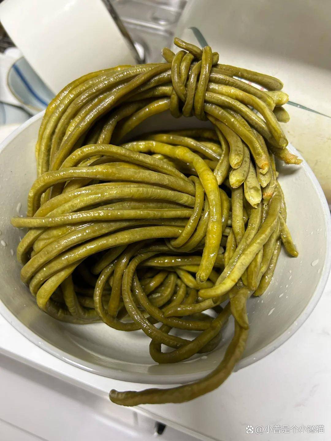 腌酸豆角长白毛?高度白酒瓶口密封,酸脆金黄久不霉!