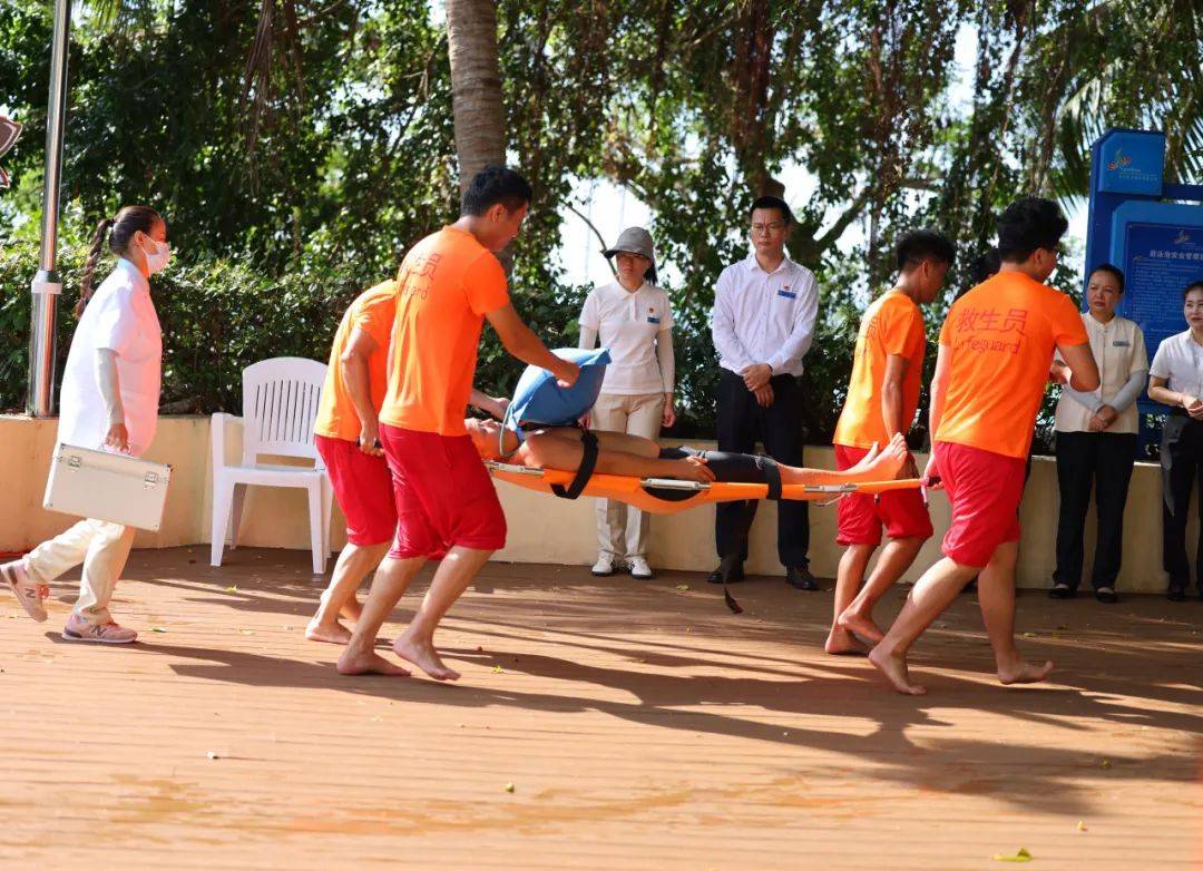 开展泳池溺水应急处置演练 筑牢游客"生命防线"