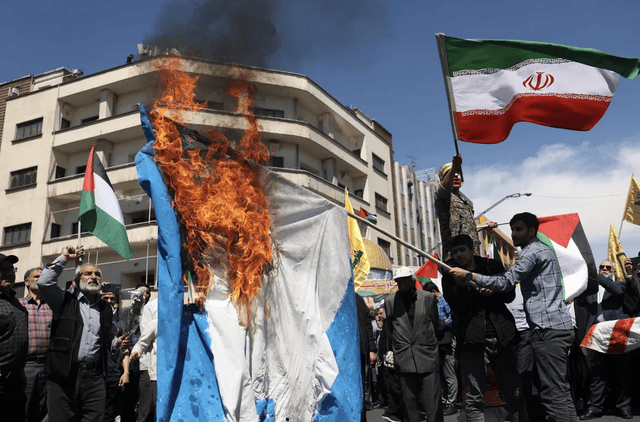 · 展开全文而就在双方宣布暂时停火之后，伊朗议会突然通过了暂停与国际