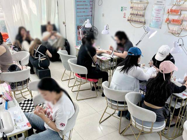 北京，上海和广州的白人工人挤压了“ 59元商店