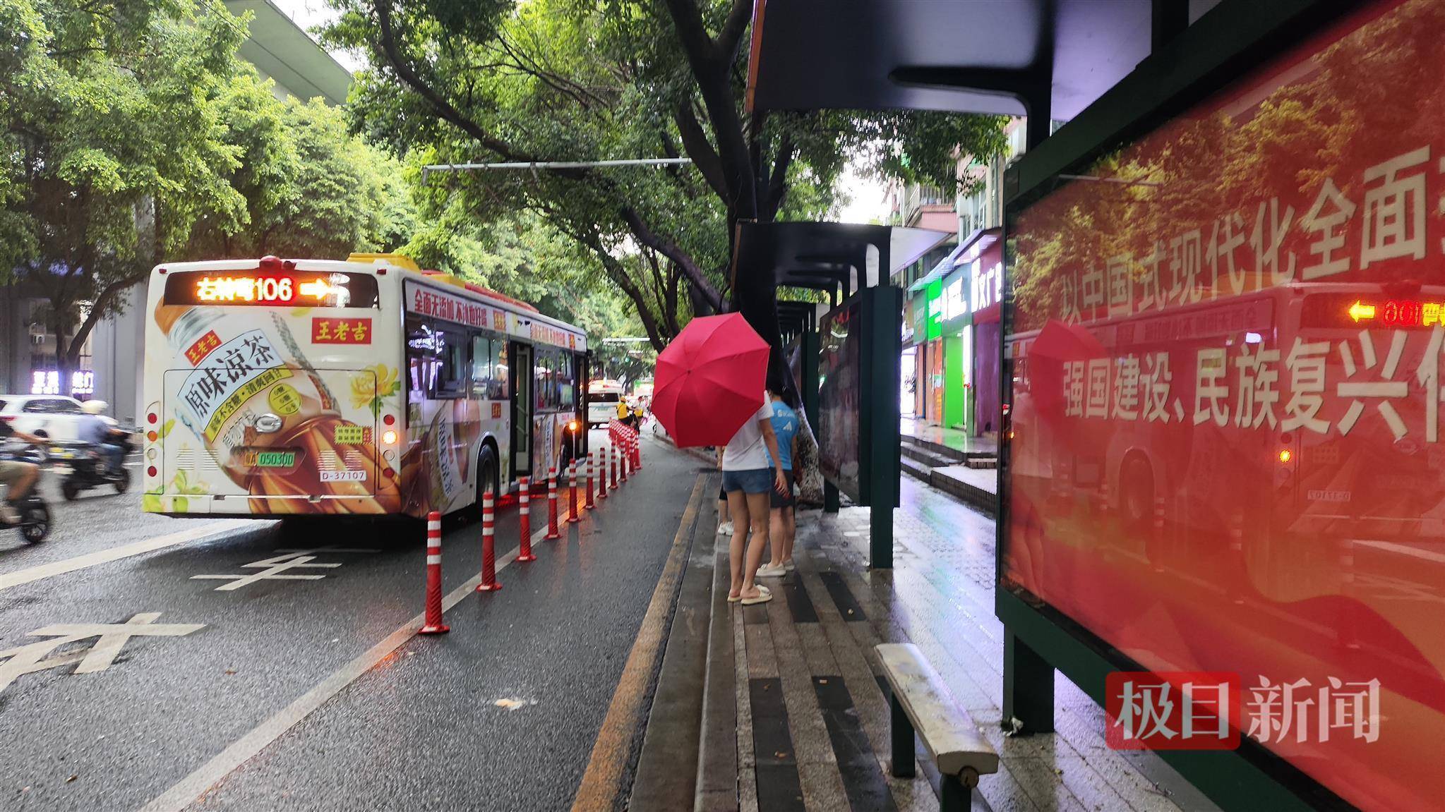 64岁男子开车低头玩手机致3死3伤，实探现场：事发公交车站已恢复正常运营