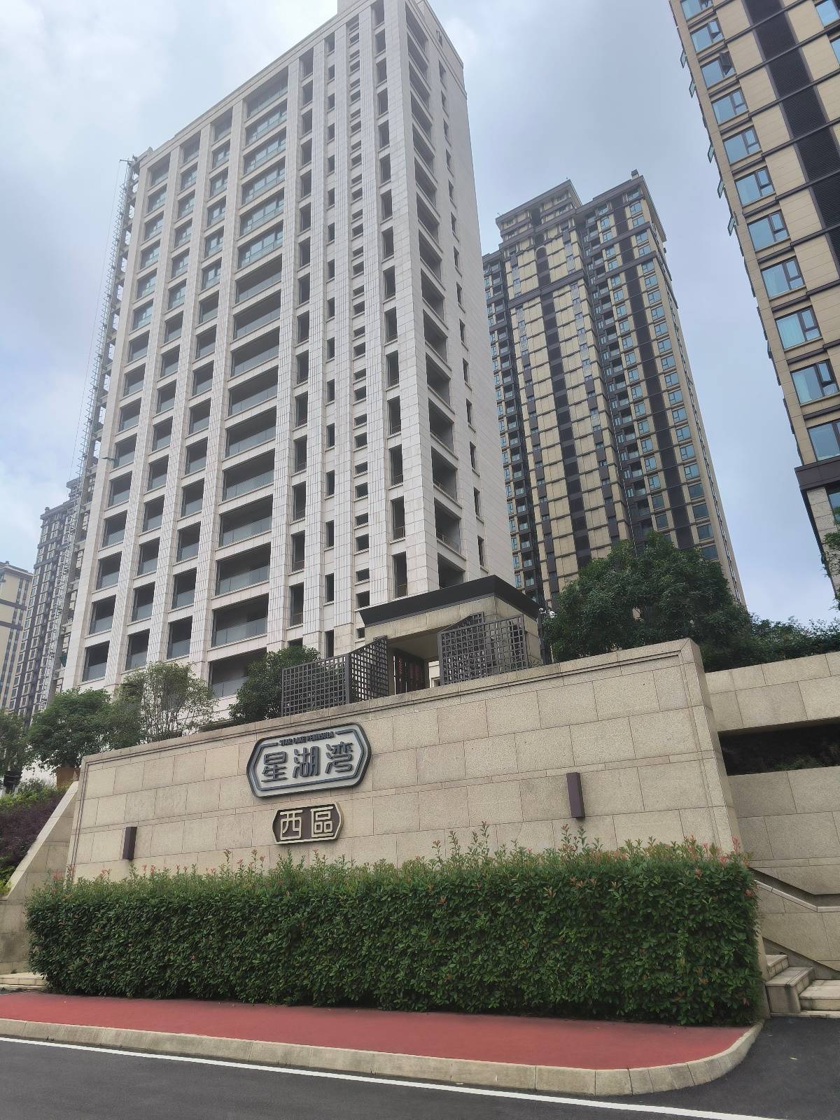 红蔷薇 军旅文:“地下车库月租1800元”，停车场管理公司向住宅业主收费，小区物业：无权干涉