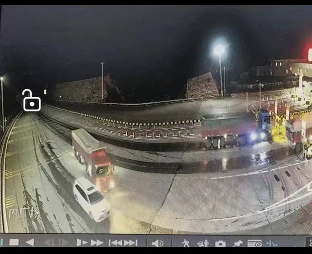 隔岸观火小说:全责！全责！收费站成“危险区”，灵河高速连发两起事故！