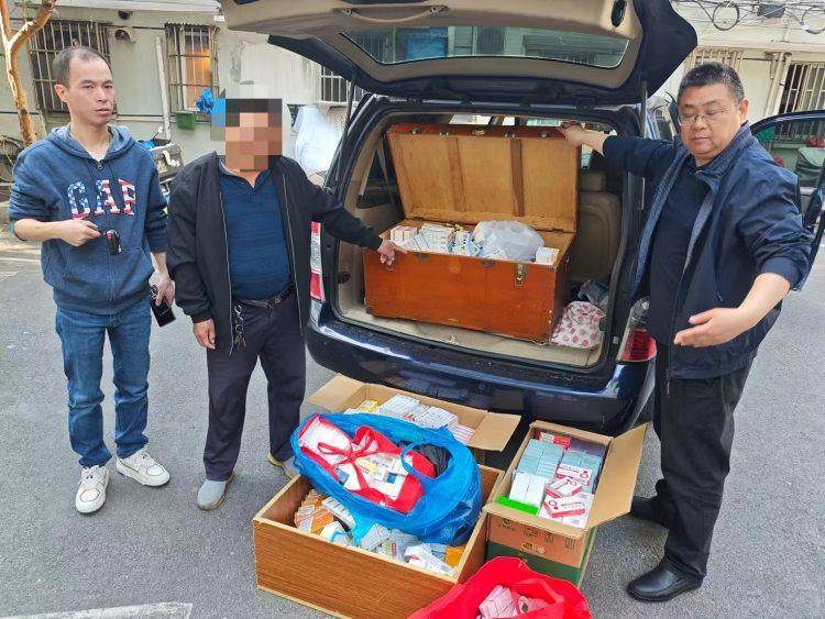 网王同人——幽幽我心:一盒药加价5元回收，上海多名退休老人成骗保“帮凶”