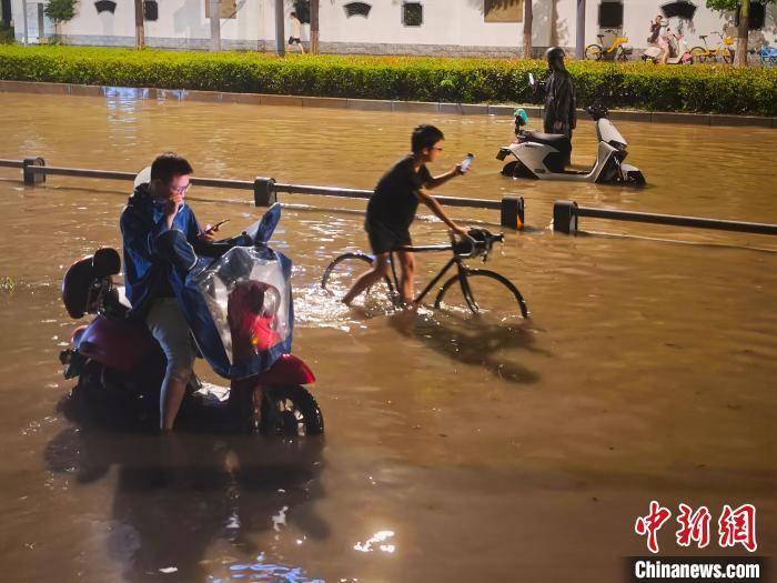 遇见我 你真不幸:成都遭遇暴雨袭击 多条道路交通管制