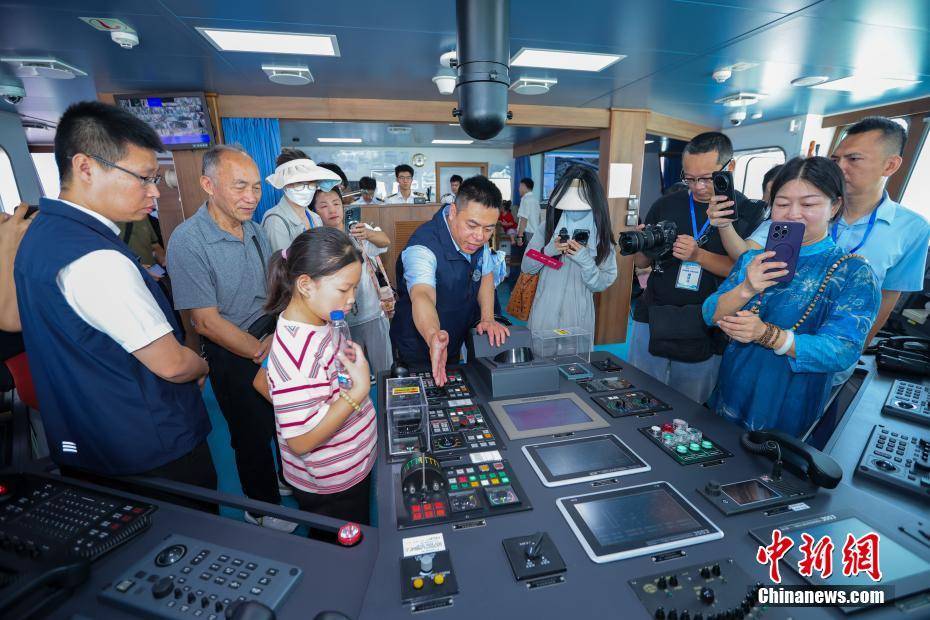 重生之女配复仇:全球首艘智能研究与教学实训两用船“新红专”轮在海口开放参观
