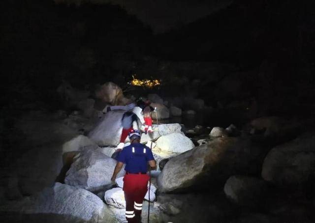 武林外史同人之我是朱七七:两名游客爬崂山迷路，他们连夜搜救，7个多小时救下山