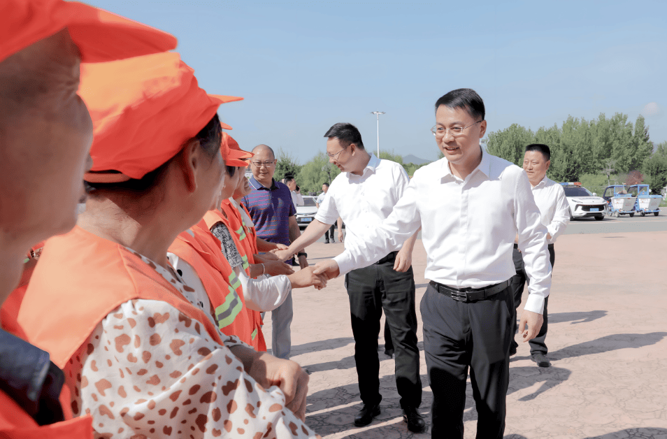 王兵,李光锐走进施工区域,送上防暑降温物资