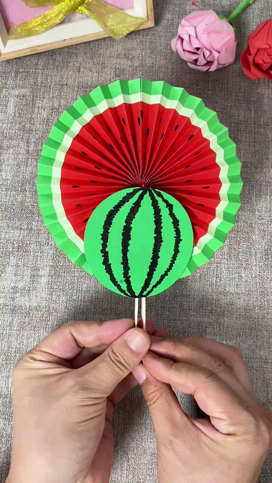 夏天太热了,用雪糕棍和彩纸做漂亮的西瓜扇子吧亲子手工 幼儿手工