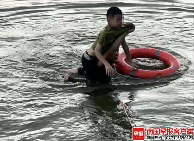 北流一男童落水,"00后"小伙10秒将其托举救回