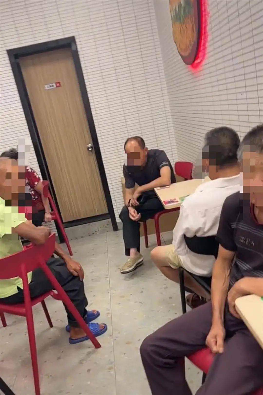 “老人为乘凉挤满餐厅”,店家喇叭播放:这里不是老年活动中心;当地政府回应:已有人员跟进处理 “老人为乘凉挤满餐厅”,店家喇叭播放:这里不是老年活动中心;当地政府回应:已有人员跟进处理