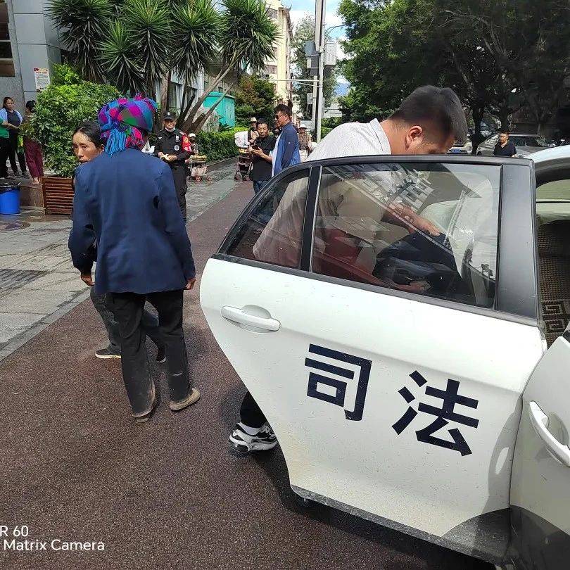 警笛呼啸，25分钟生死时速为生命“开道”_史彬_警车_孩子