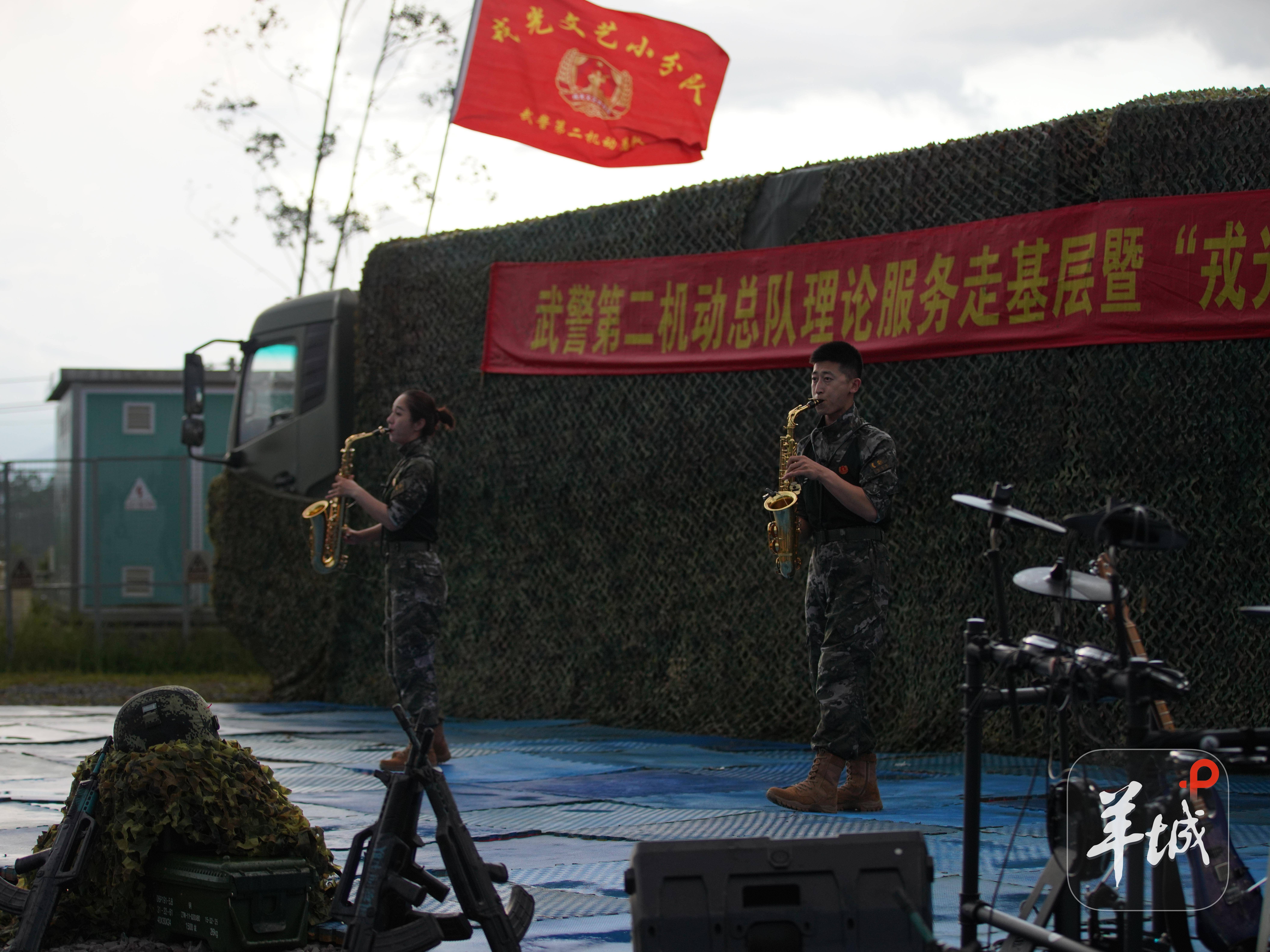 "戎光"文艺小分队将舞台搬到军营,为官兵送上精彩慰问演出