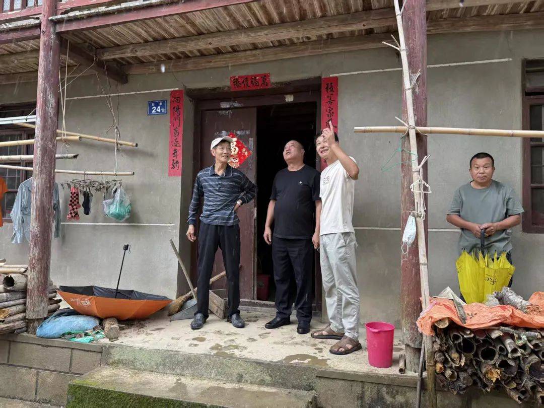 长庆镇工作人员深入各村开展入户走访,动员危险区域人员迅速撤离,做