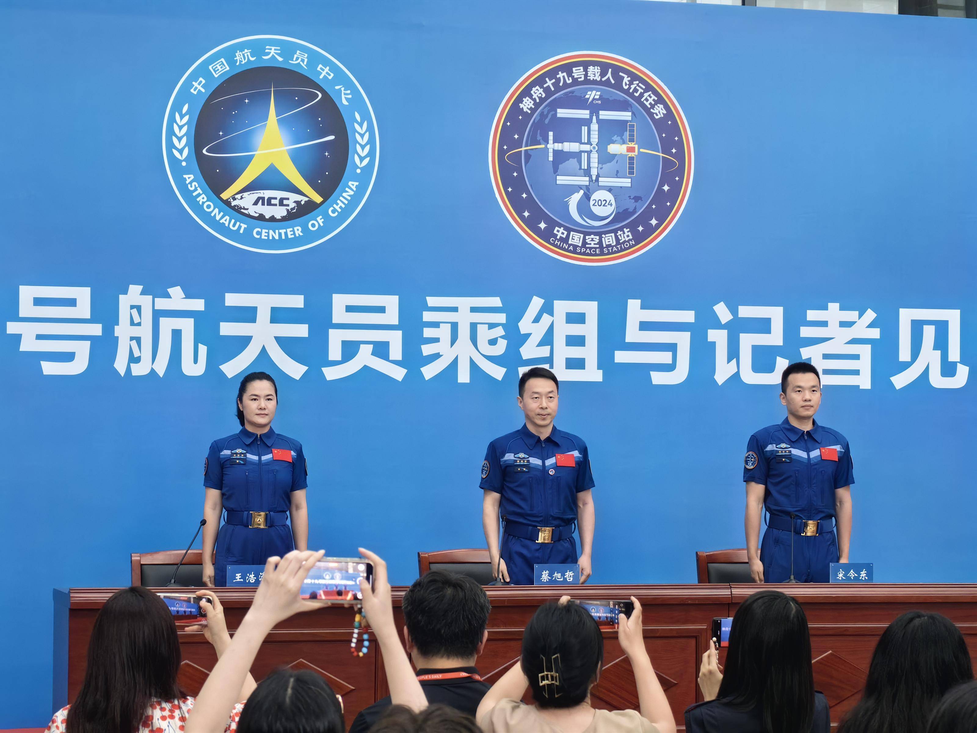 神十九乘组分享太空见闻：出舱恢复意外卡滞的载荷适配器