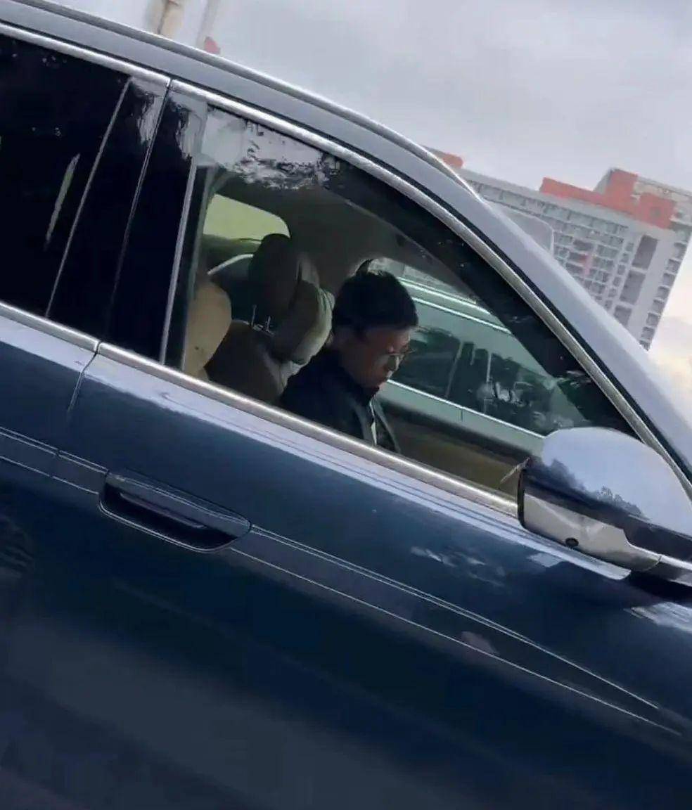 Yu Chengdong开车去看手机时转向自己。他真的意识