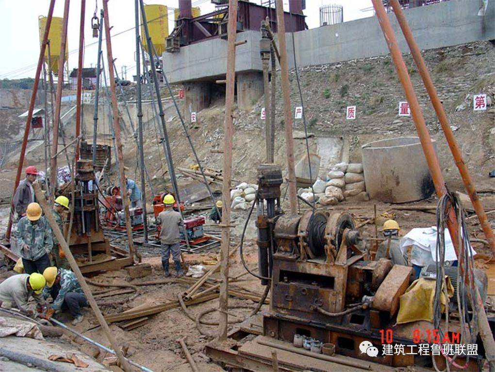 拌用带桩靴的工具式桩管打入土中,挤压土壤形成桩