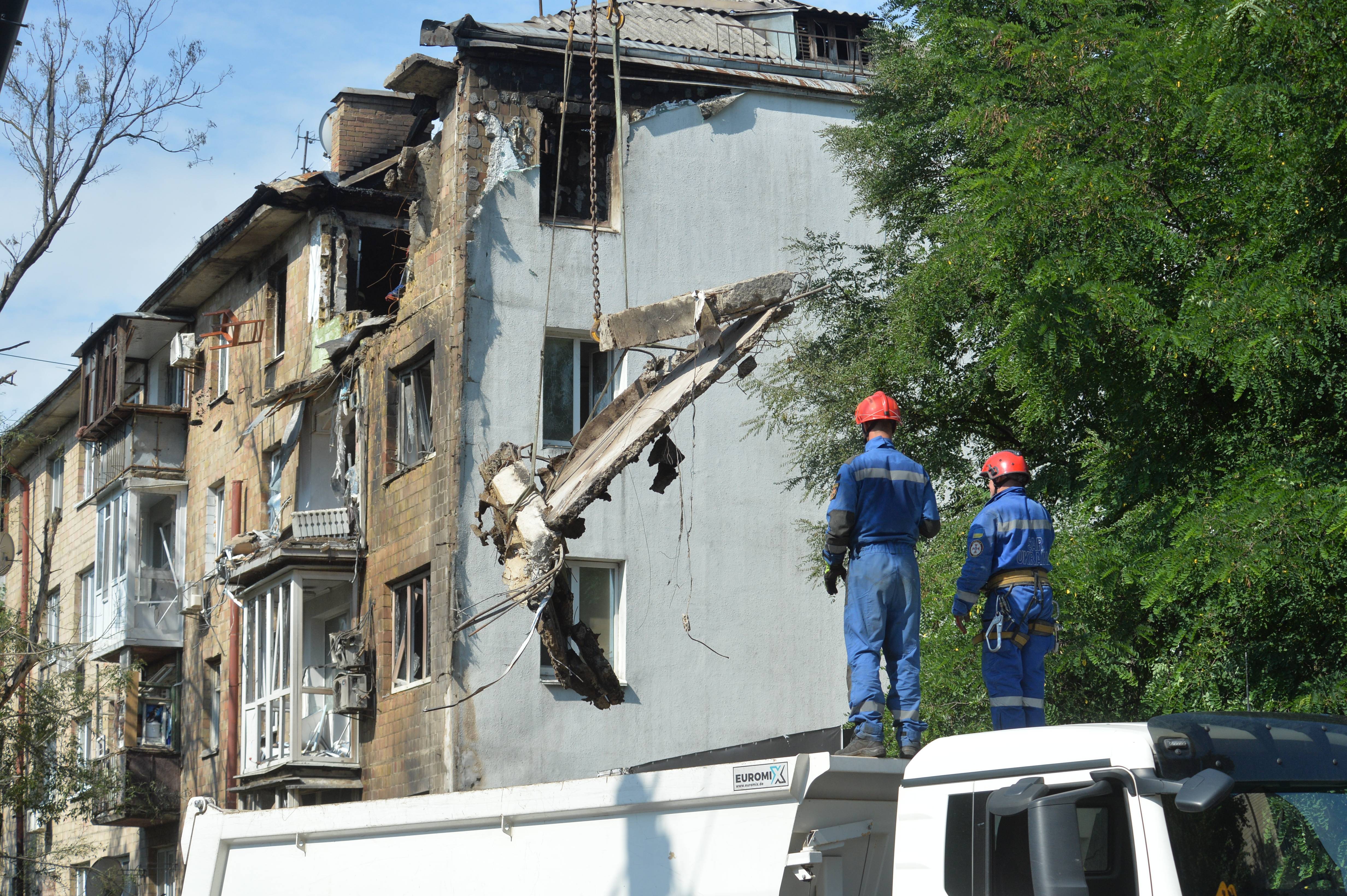 乌克兰首都再遭大规模空袭 泽连斯基呼吁增加对乌军援 乌克兰首都再遭大规模空袭 泽连斯基呼吁增加对乌军援