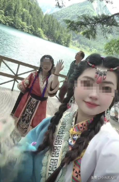 川西旅游本应是一场欢乐的亲子旅,从他们出发游玩的照片来看,三对母女