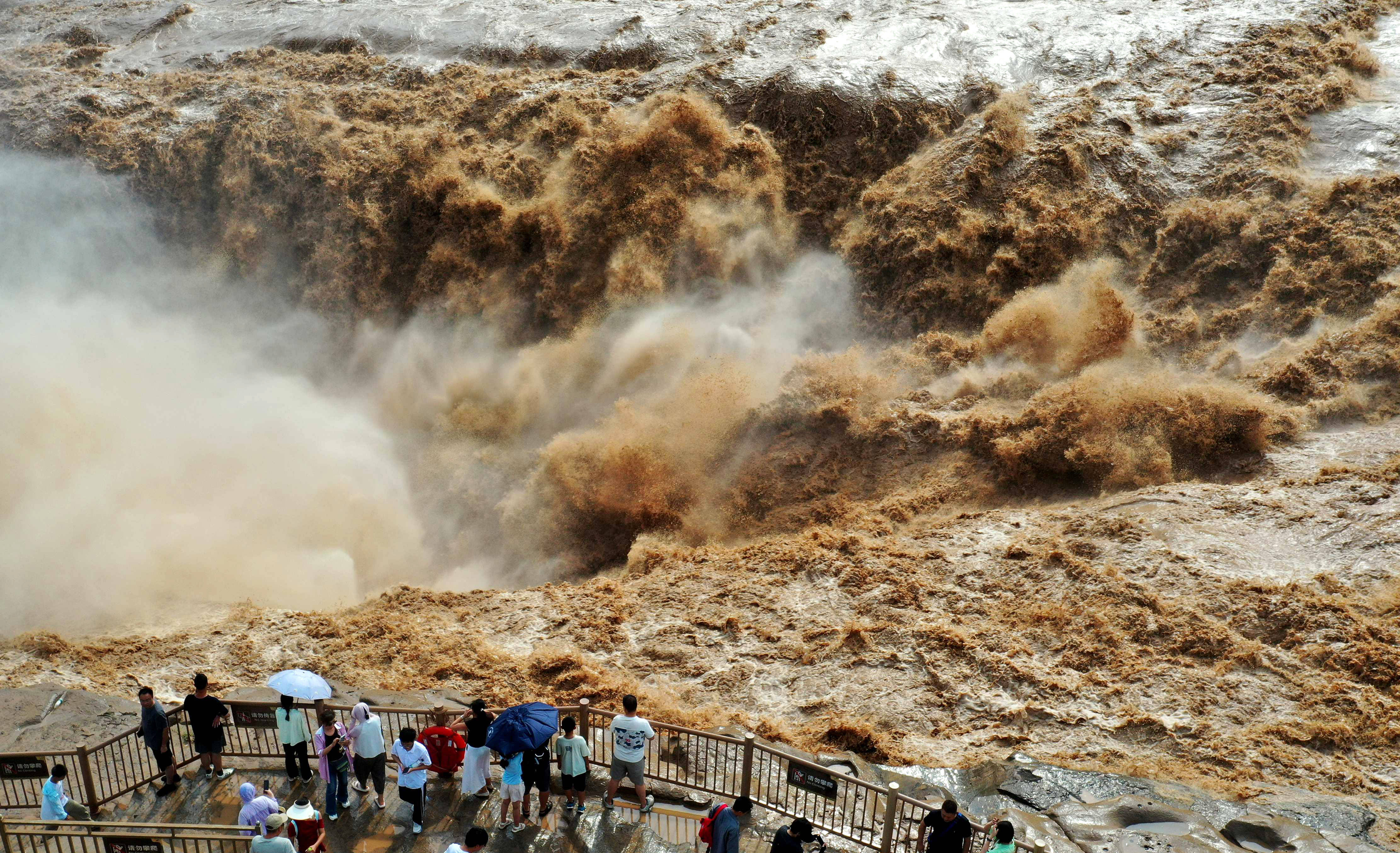黄河壶口瀑布夏日金流飞瀑美景吸引游人