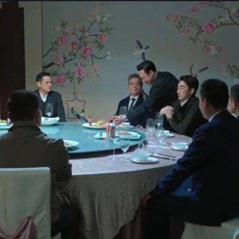 饭桌是个势利的舞台,每个人的声音根据各自的权势被放大或缩小_类型_情感_因为