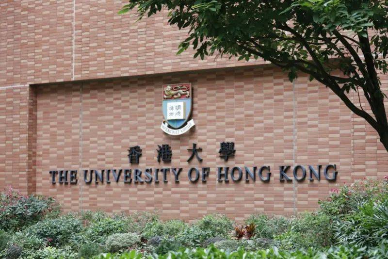 一个男孩使用人工智能创建了包括教师和同学在