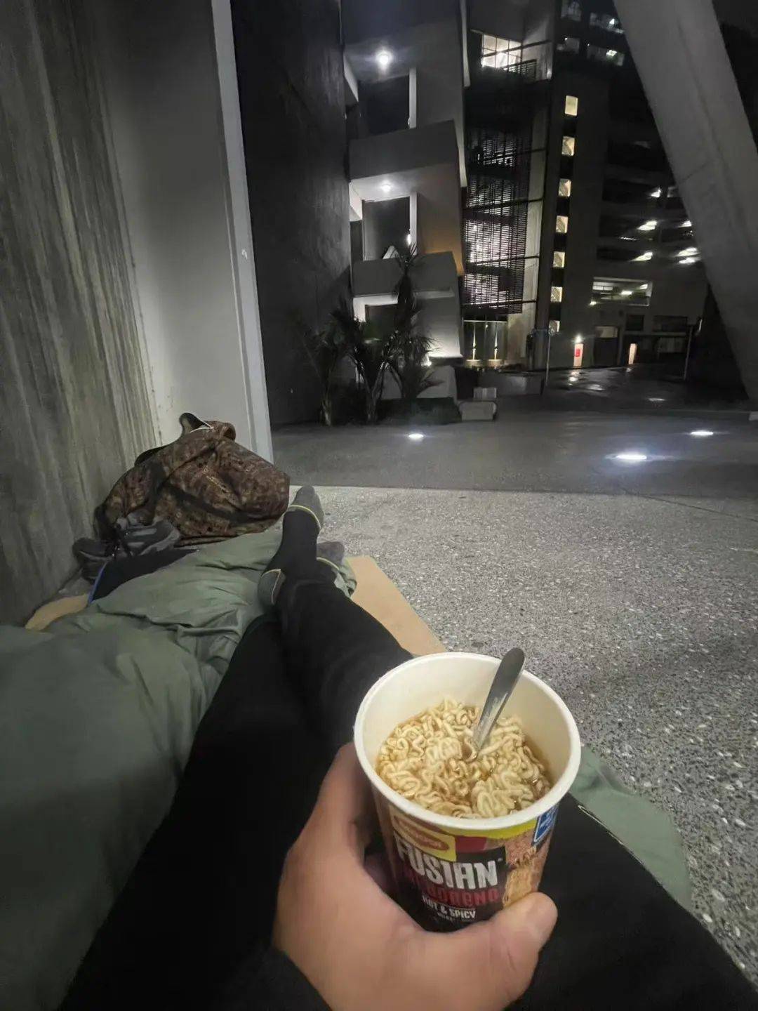 新西兰华人小哥在cbd睡大街,一晚收到$490!"奥克兰这个问题变严重了!