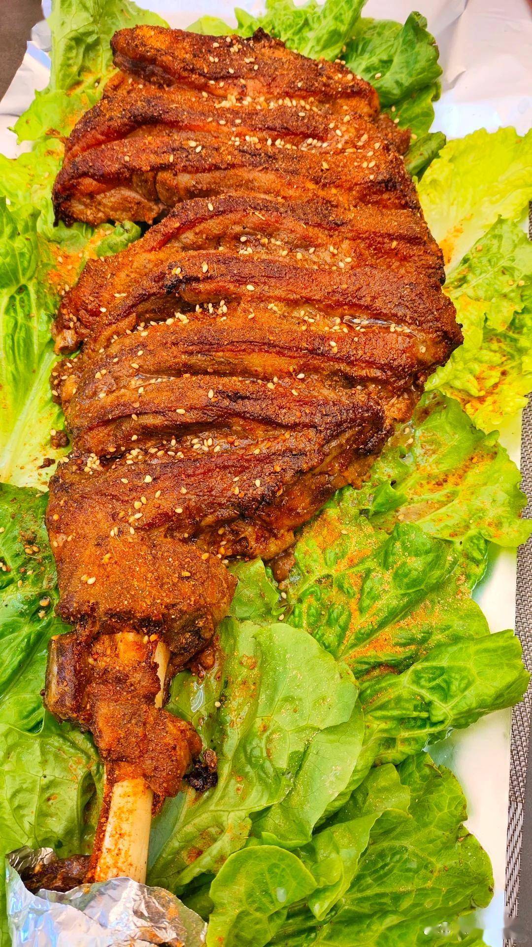 烤羊腿外焦里不熟?蒙古烤肉师:腌前扎20针!刷层"草原酸奶"