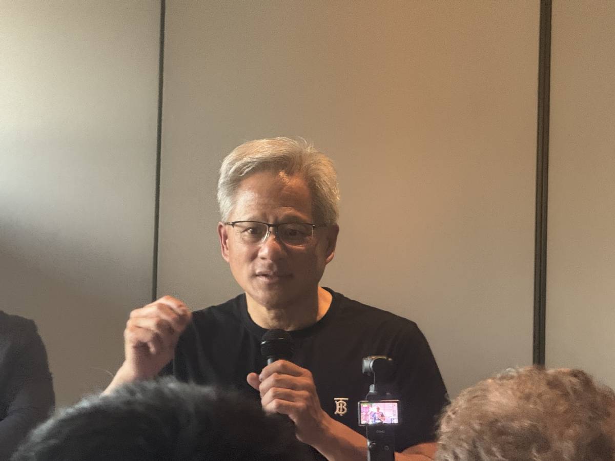 黄仁勋：中国有非常独特的优势发展人形机器人