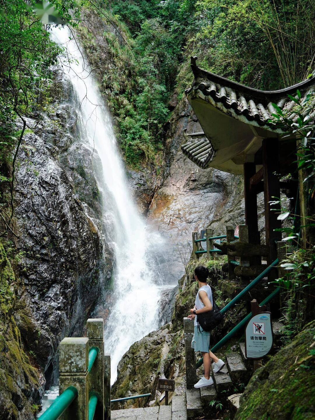 书法家秦萼生题写的川龙峡在石壁上时隐时现我站在观瀑亭不过五