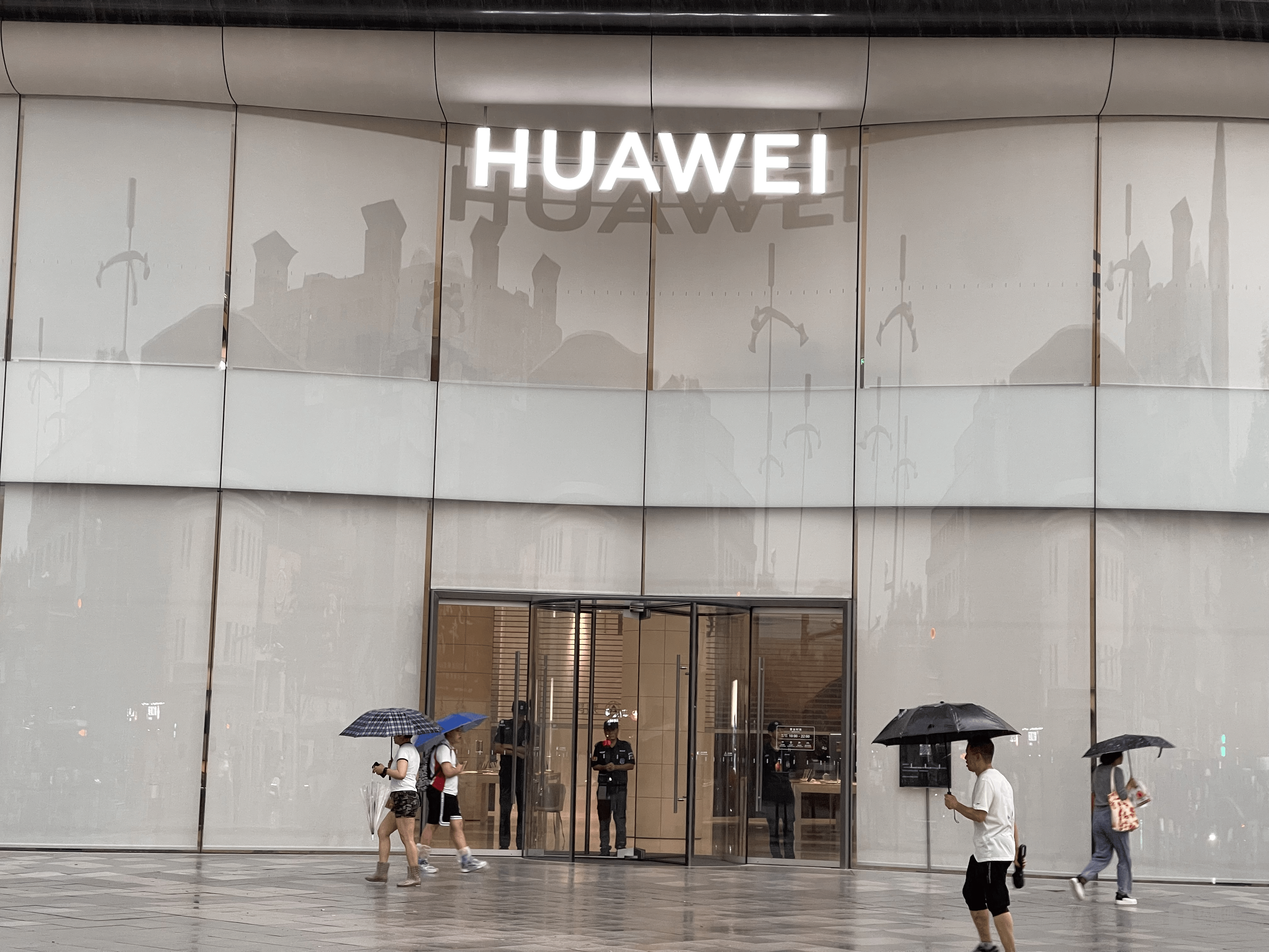 全球手机市场半年考：美国忙囤货，华为重夺中国第一