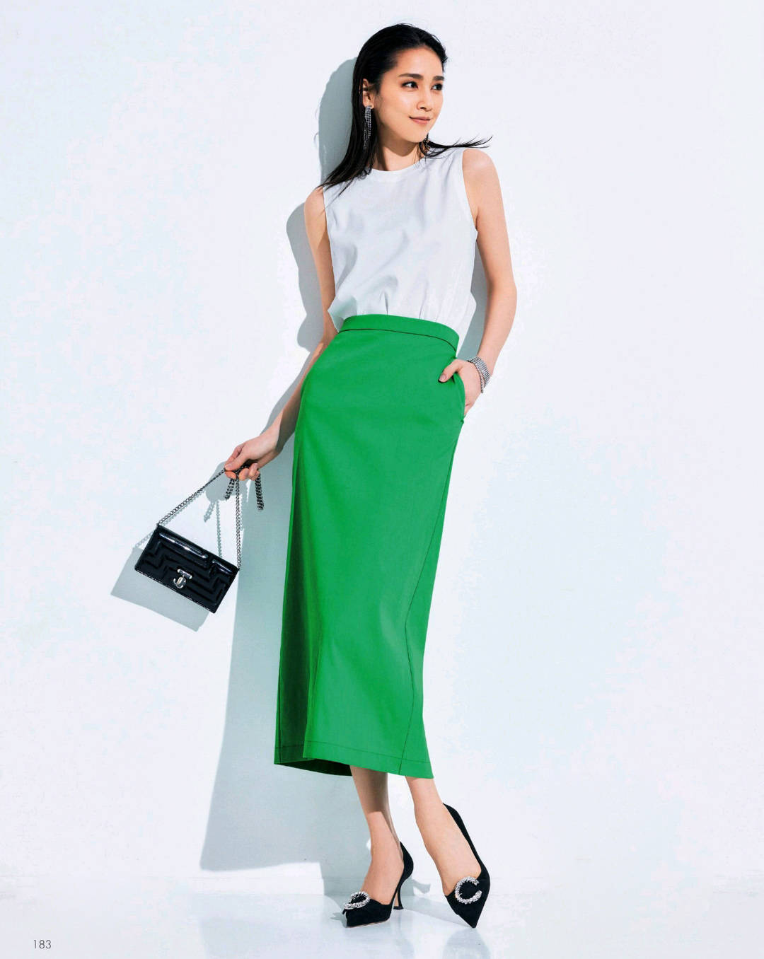 夏天可以选择绿色系的半身裙或者裤子,让绿色远离脸部,上衣搭配白色的