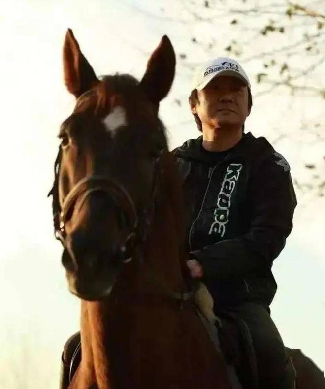 王菲也没想到,自己抛弃的前男友栾树,如今在咏梅手里闪闪发光