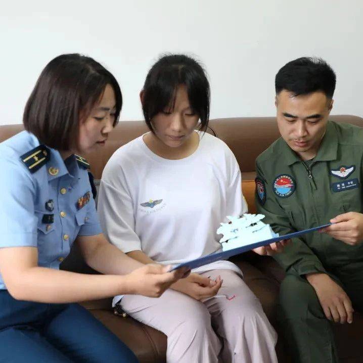 刘忆北，你的女飞录取通知书到了，请查收！_飞行_空军_学长