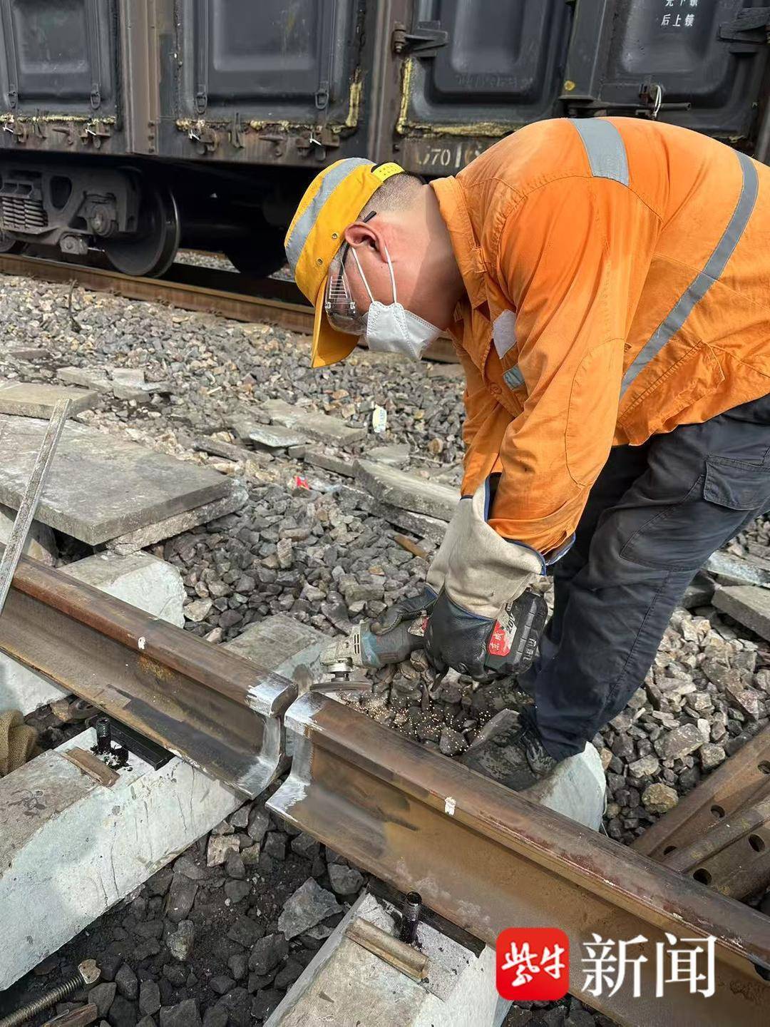 1200的坚守火车钢轨焊接工为钢轨接筋续骨保畅通