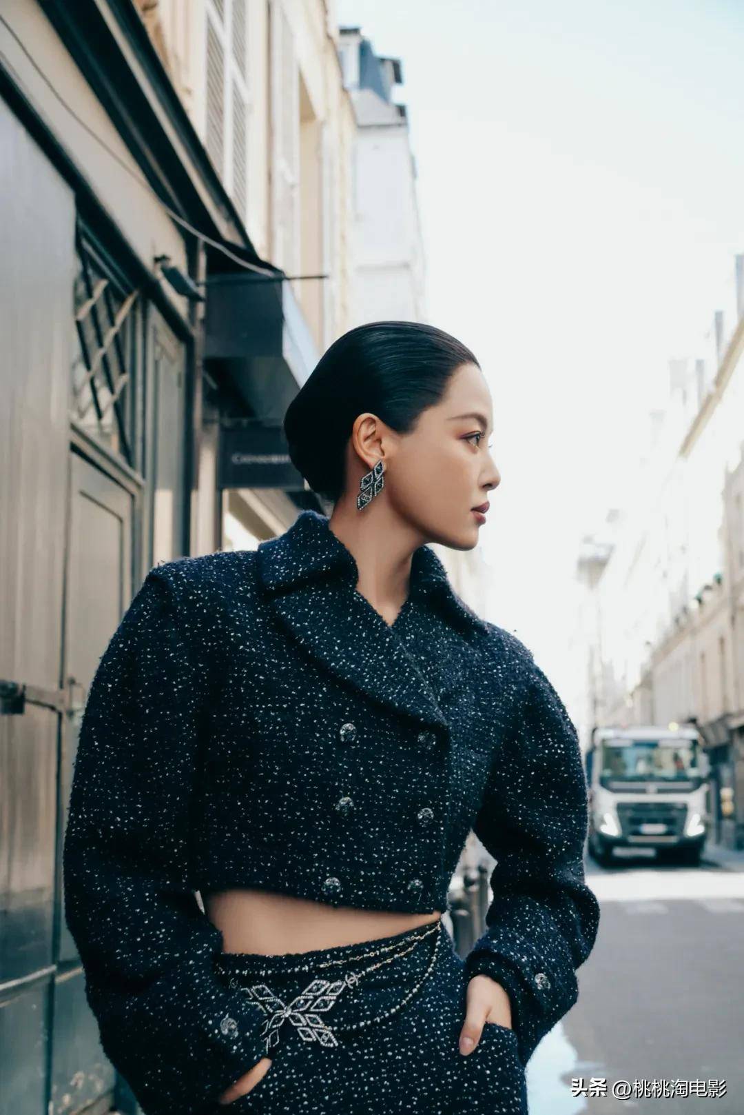 女星辛芷蕾《时尚芭莎》封面大片,化身时髦优雅都市女郎