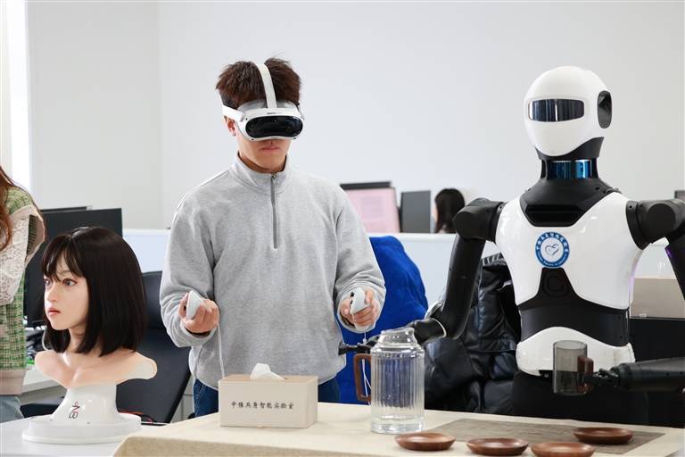 坚定信心 乘势而上 上下同心 干字当头