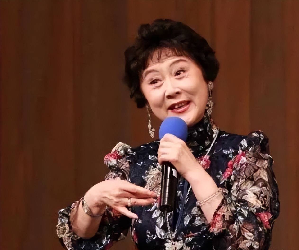 《红灯记》李铁梅，从结婚到丈夫去世，仅4个月，83岁近况如何？