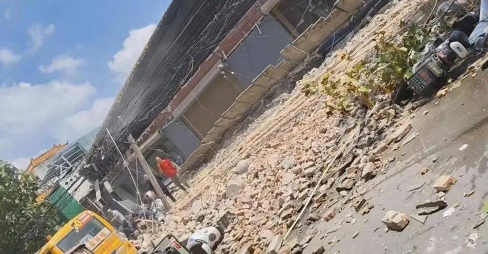 河南太康一超市外立面坍塌，有孩子被砸？当地应急局：暂不对外透露