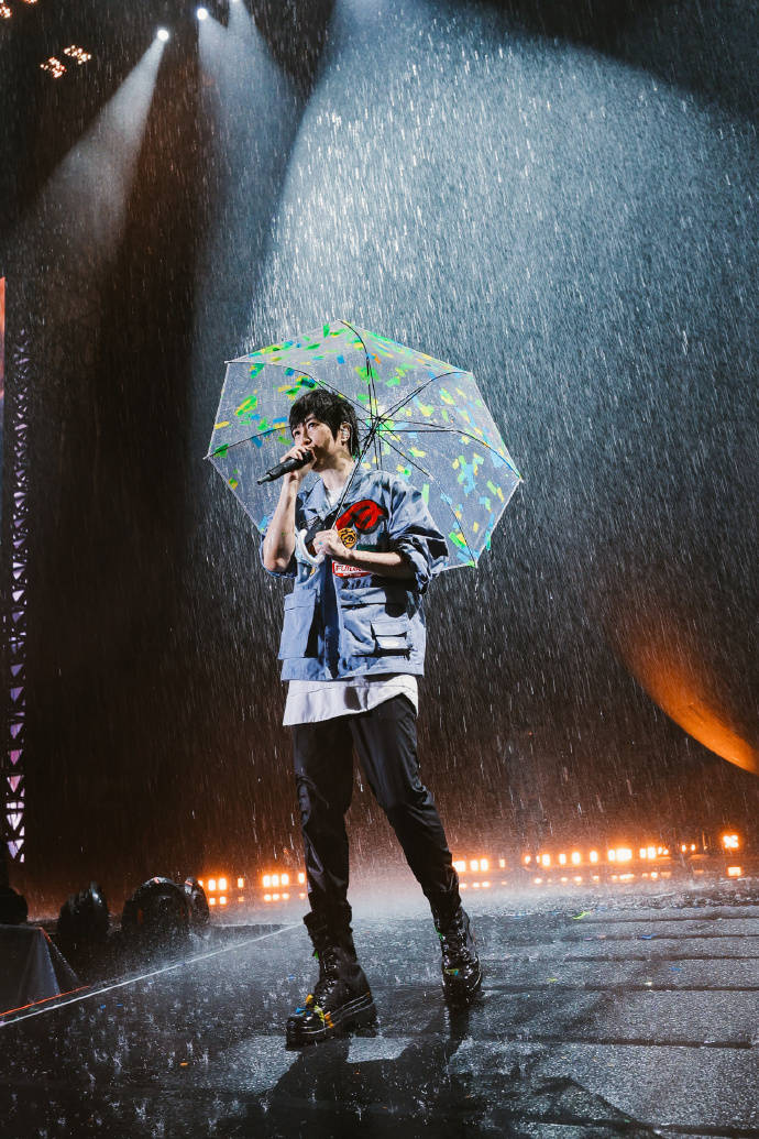 五月天鸟巢首场逢暴雨 和歌迷双向奔赴显真情